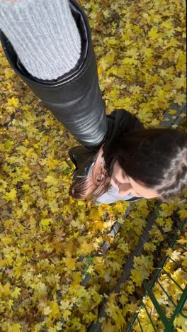 paseo de otoño en el parque