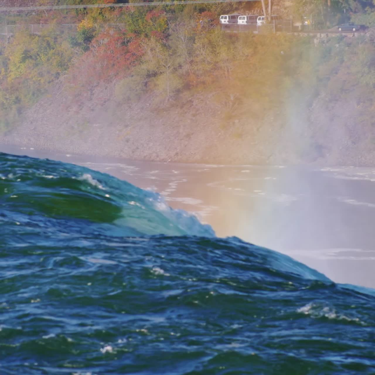 arco iris sobre el agua en un día de verano en el río niagara