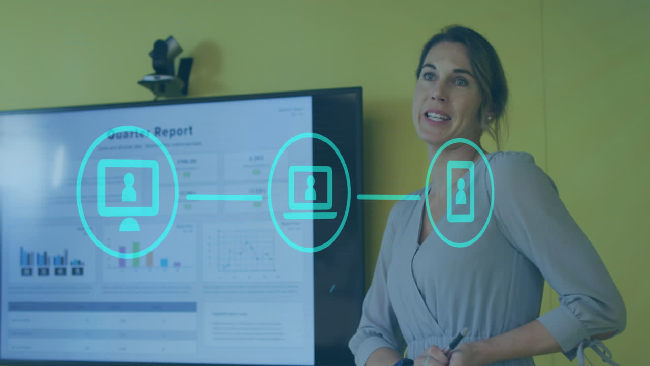 animación de una red de iconos digitales contra una mujer caucásica haciendo una presentación en la oficina