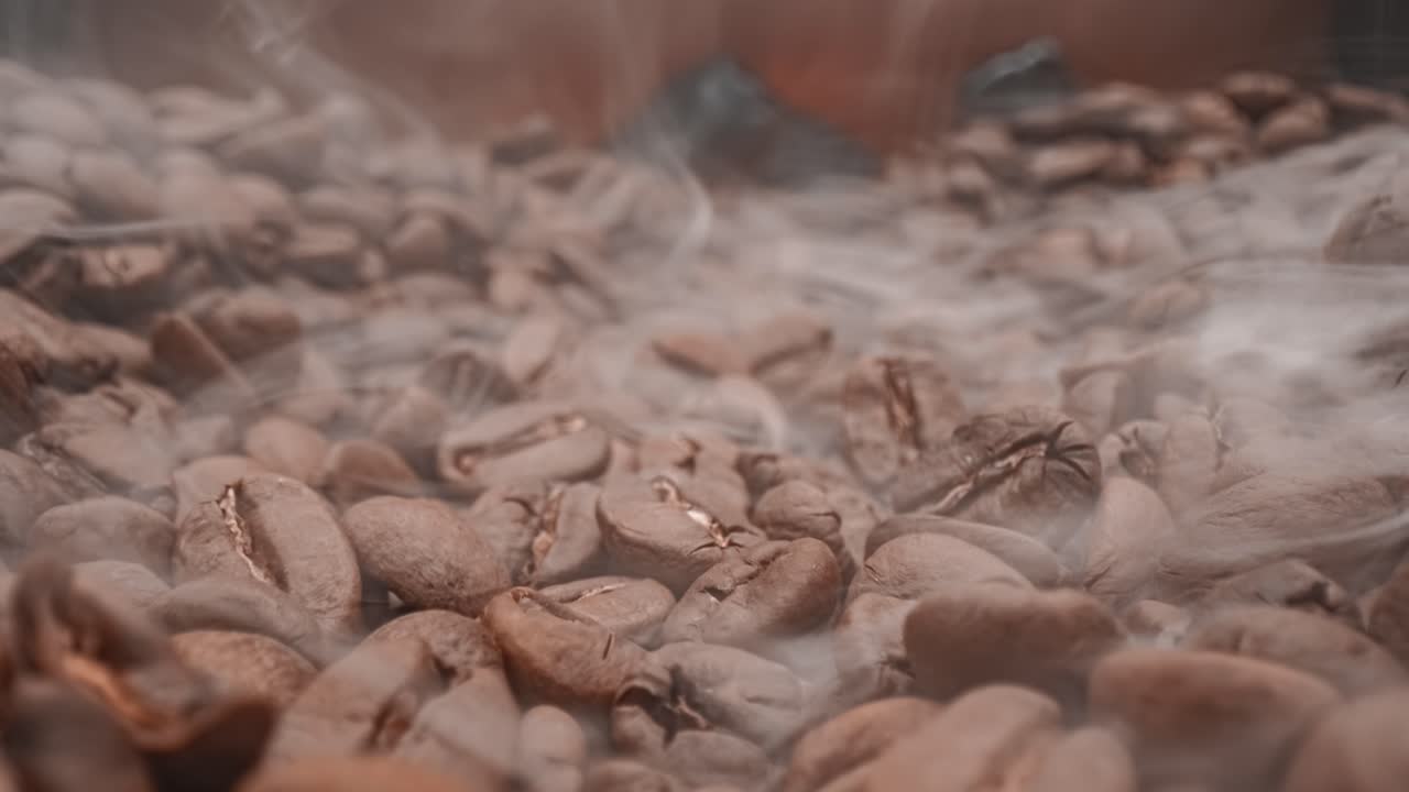 커피 씨 ⁇ 의 가까운. 향기로운 커피  ⁇ 은 구워진 연기가 커피  ⁇ 에서 나온다.