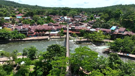 Pueblo-De-Bukit-Lawang,-Ubicado-En-El-Parque-Nacional-Gunung-Leuser,-Sumatra-Del-Norte