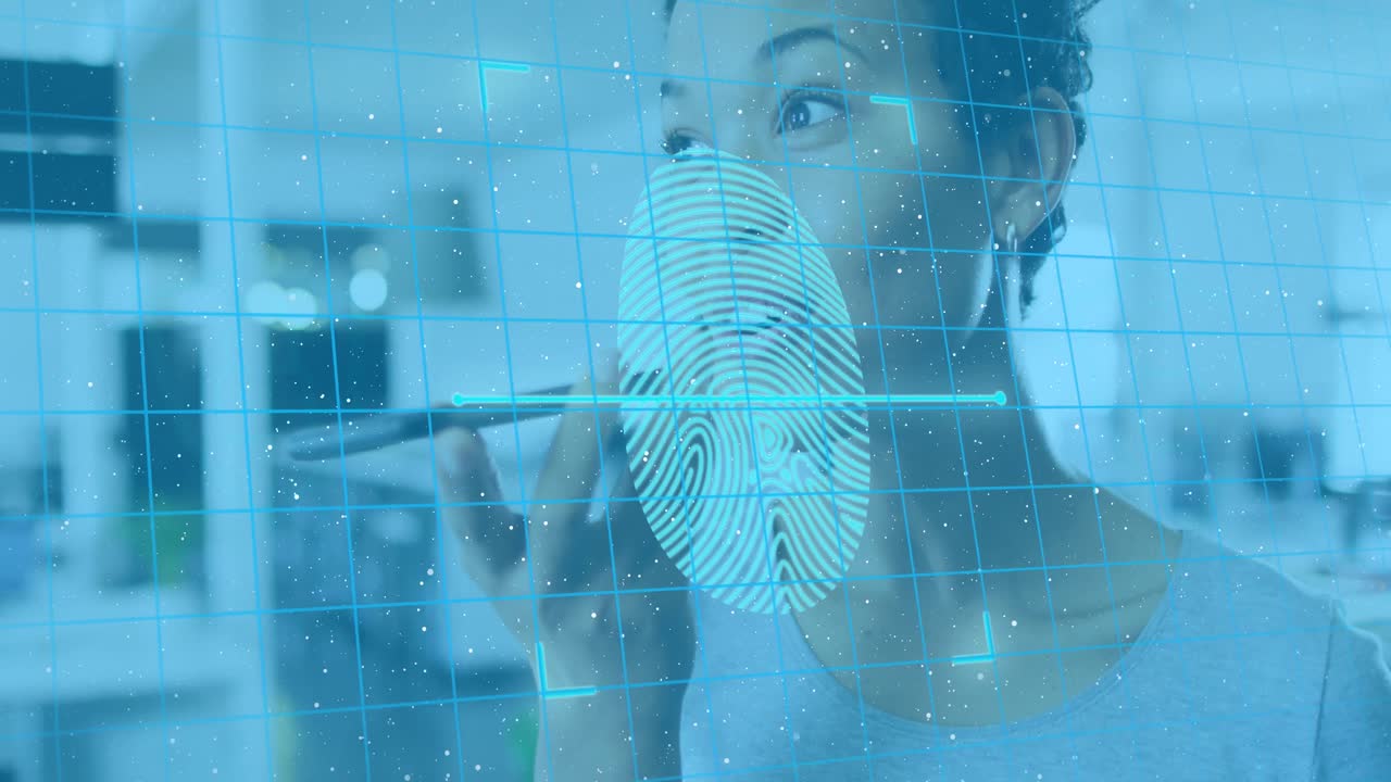 анимация обработки данных над афроамериканской бизнесменкой, использующей смартфон в офисе