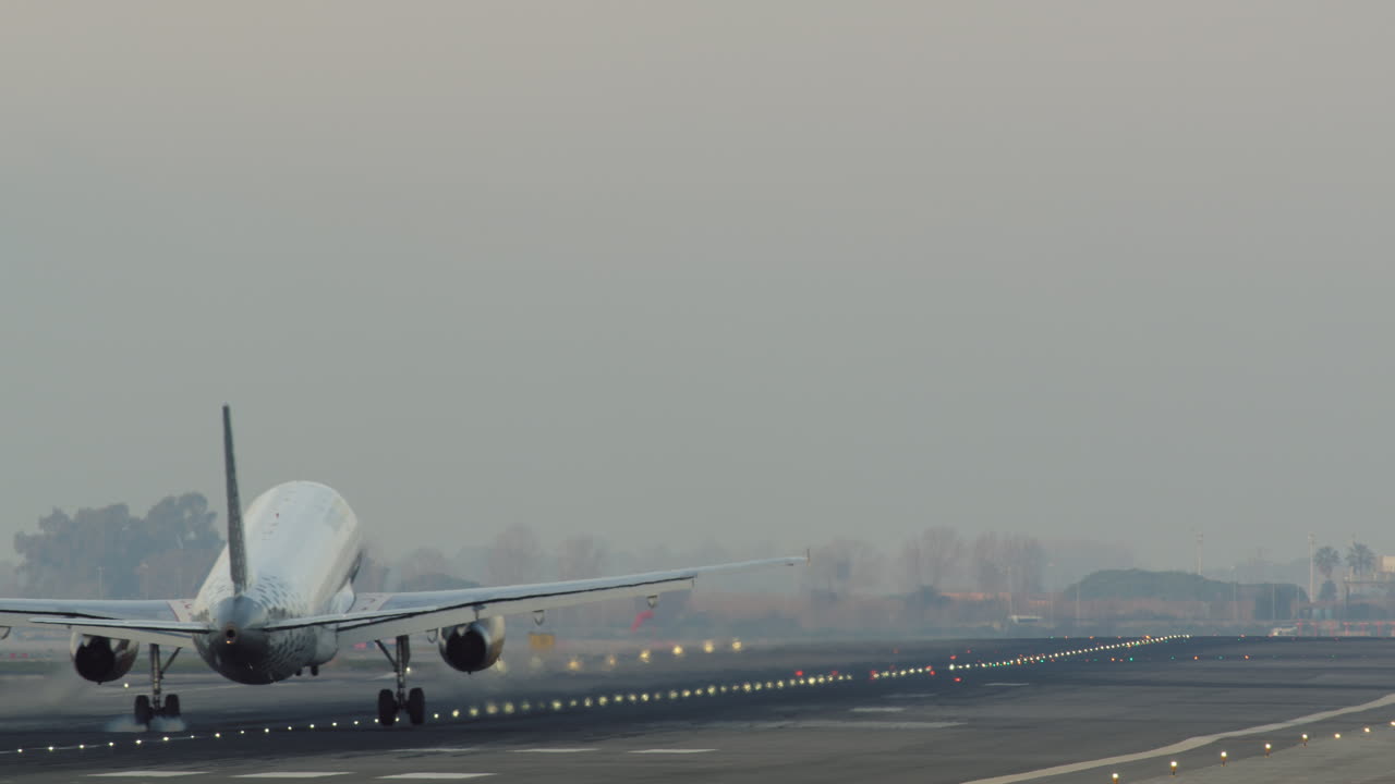 aterrizaje de avión en pista en condiciones de niebla