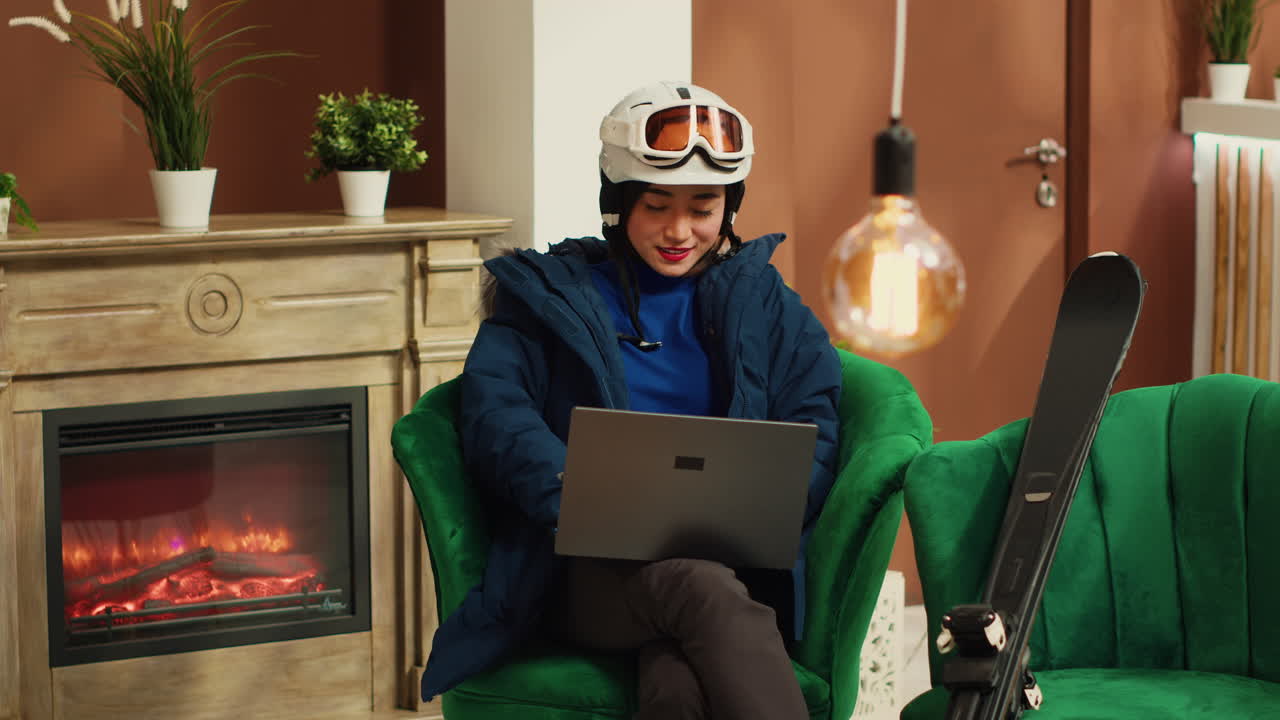 adulto asiático navegando por la web en una computadora portátil