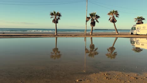 paisaje marítimo al atardecer contra la luz