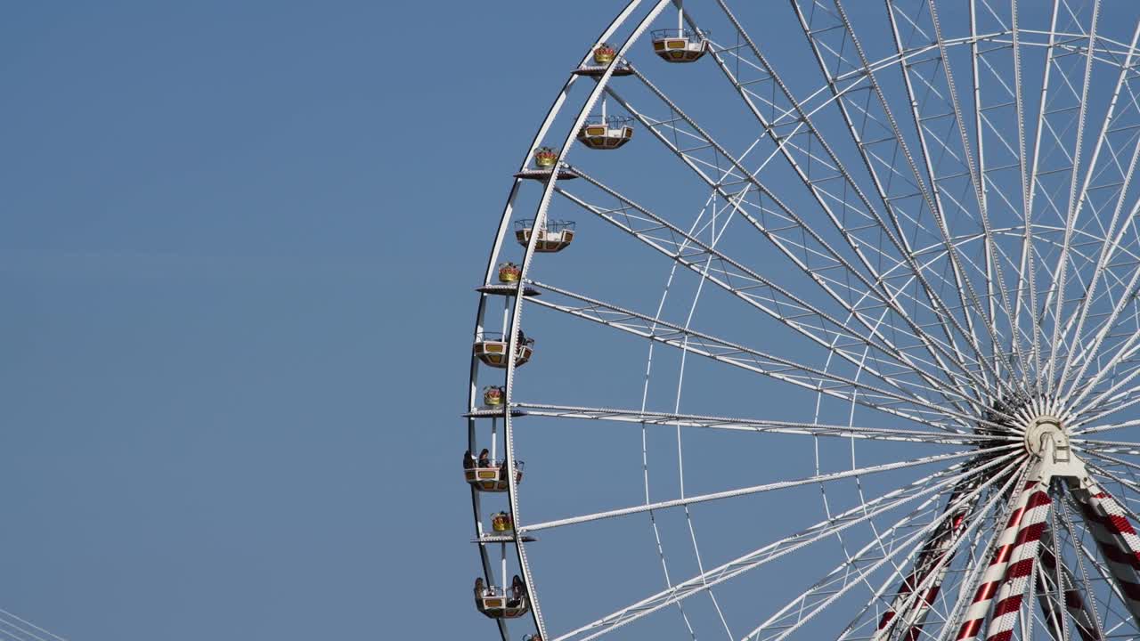 la rueda gigante con el cielo azul claro, honfleur, normandía, francia