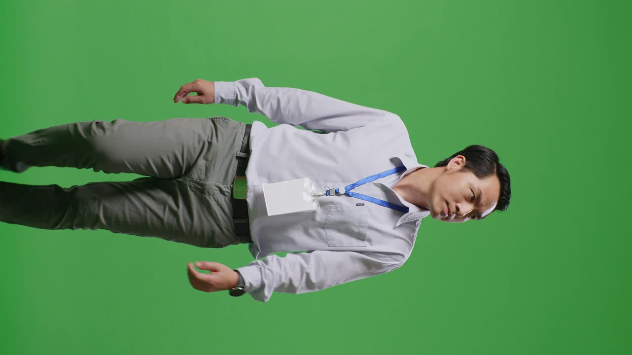 녹색 스크린에 공식적인 옷을 입은 사업가