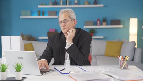 Home-Office-Mitarbeiter,-Der-Ernsthaft-Und-Konzentriert-Arbeitet.