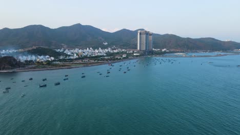 위 에서 볼 수 있는 해안 도시