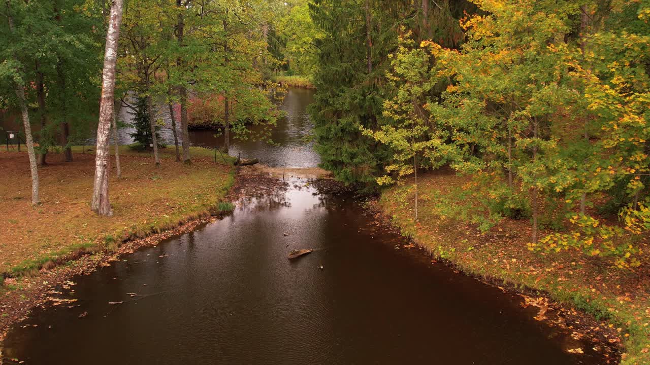 estanque y parque de la ciudad de gulbene