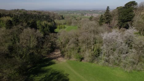 Nördlich-Von-Cotswold-Bewaldetes-Tal-Frühlingssaison-Blüte-Bäume-Luftlandschaft-Mickleton-Kiftsgate-Hofgärten-Farblich-Abgestuft