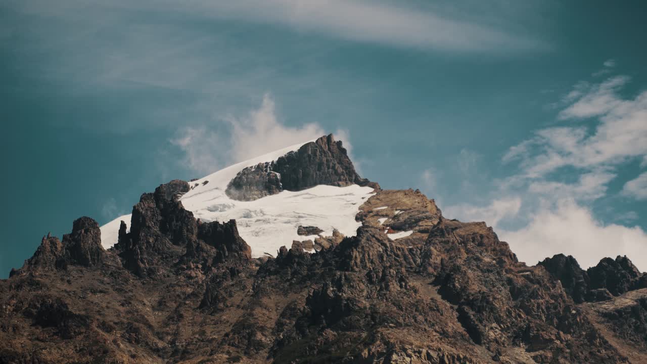 el pico nevado de la montaña cerro solo en la provincia de santa cruz, argentina