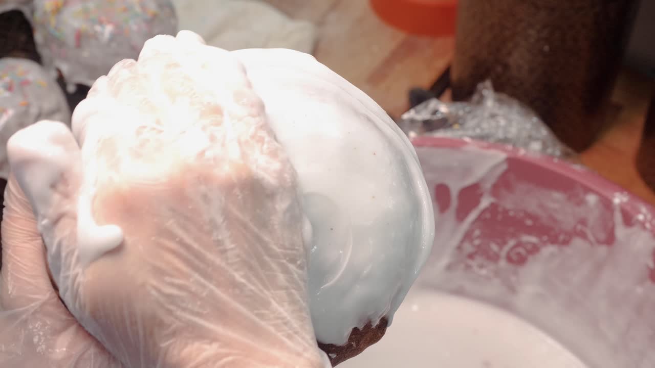 preparando el pan de pascua con helado