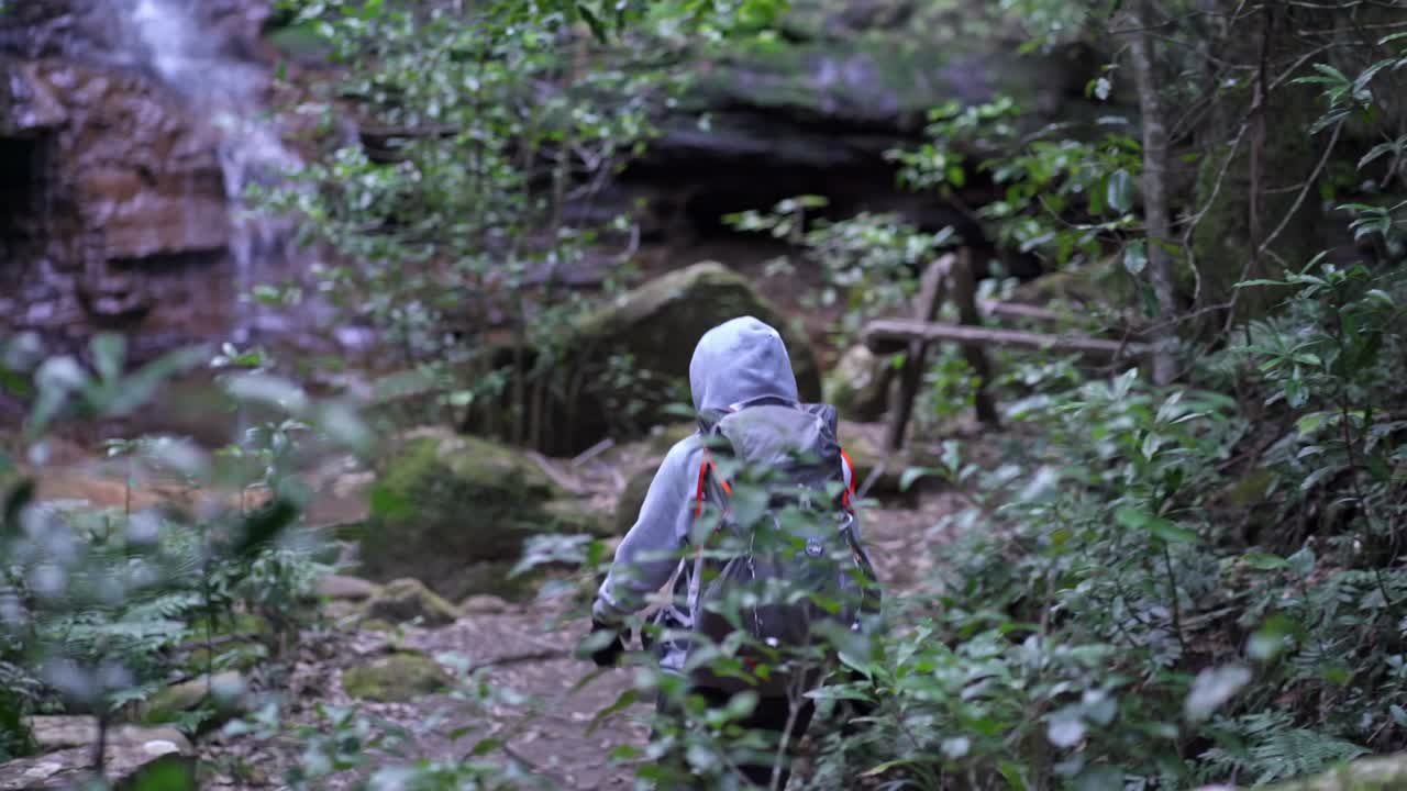 블루 마운틴 국립공원에 있는 아름다운 외딴 폭포로 배낭여행을 떠나는 호주 원주민 여성