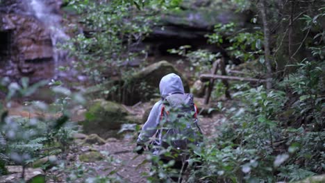 Eine-Indigene-Australische-Frau-Wandert-Mit-Dem-Rucksack-Zu-Einem-Wunderschönen,-Abgelegenen-Wasserfall-Im-Blue-Mountains-Nationalpark