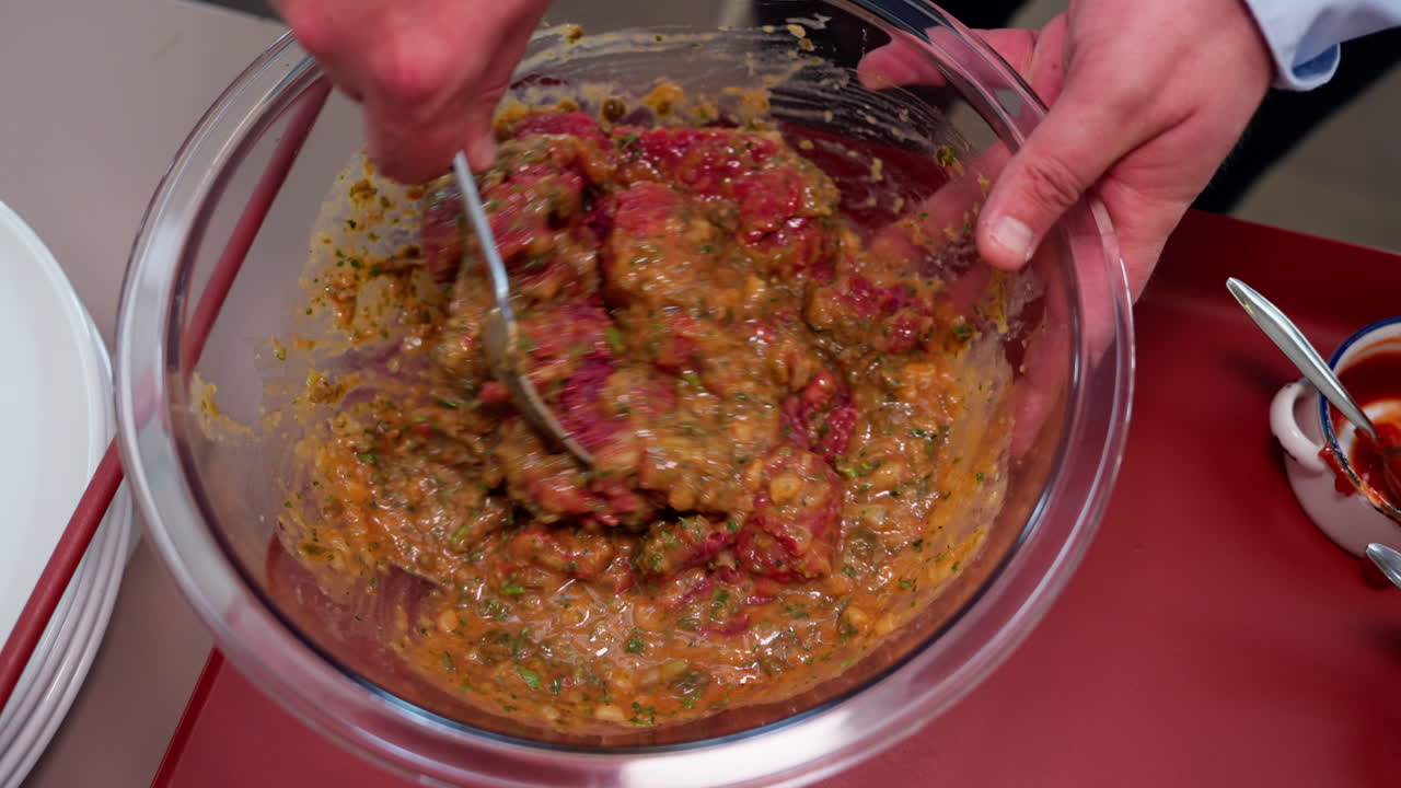 Ristorazione di lusso: cibo preparato con cura in cucina dallo chef
