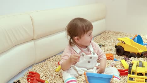 niño pequeño feliz dentro del corralito de un café para niños