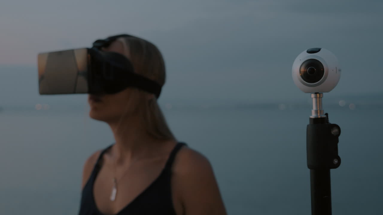 Telecamera a 360 gradi e donna con occhiali VR.