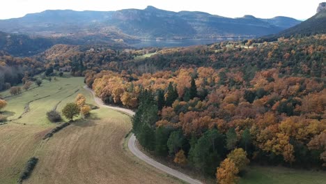 Luftaufnahmen-Von-Tavertet-Klippen-Und-Landschaften-In-Katalonien