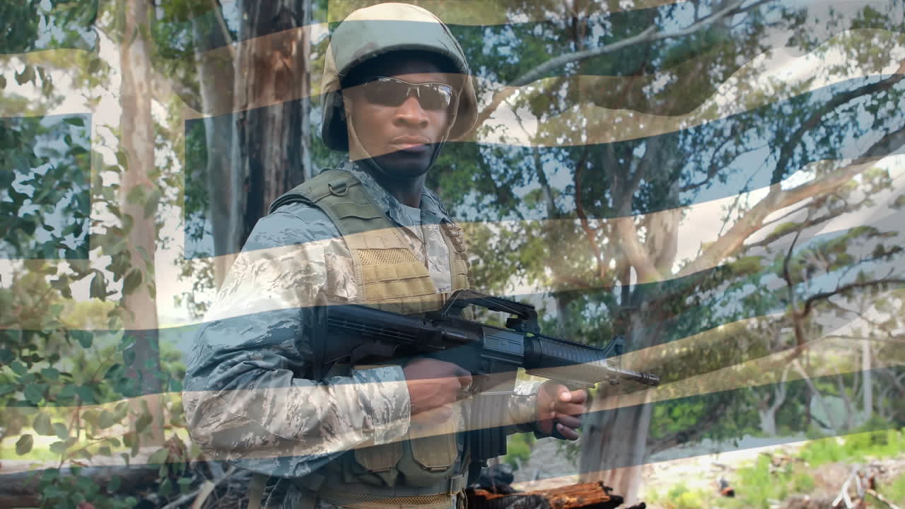 Digital komposition af viftende græsk flag mod soldat med et gevær i træningslejr