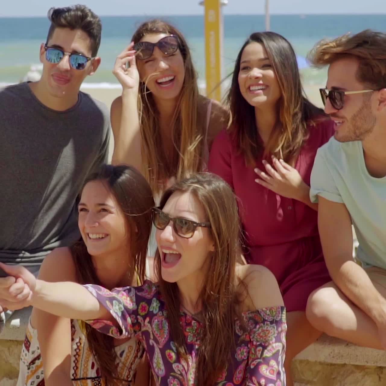 Gruppo di giovani amici felici che posano per un selfie