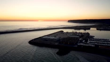 establecimiento de disparos de drones sobre un puerto pesquero marítimo durante la puesta de sol