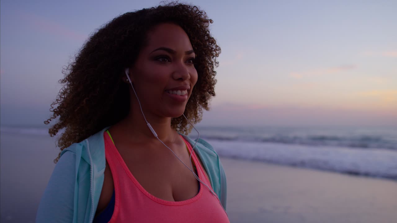 mulher étnica de tamanho maior a fazer exercícios com música.