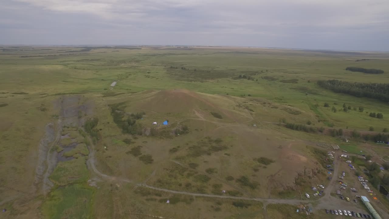 언덕, 초원, 캠핑장 이 있는 풍경 의 공중 사진