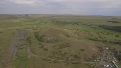 vista aérea de un paisaje con colinas, pastizales y lugares para acampar