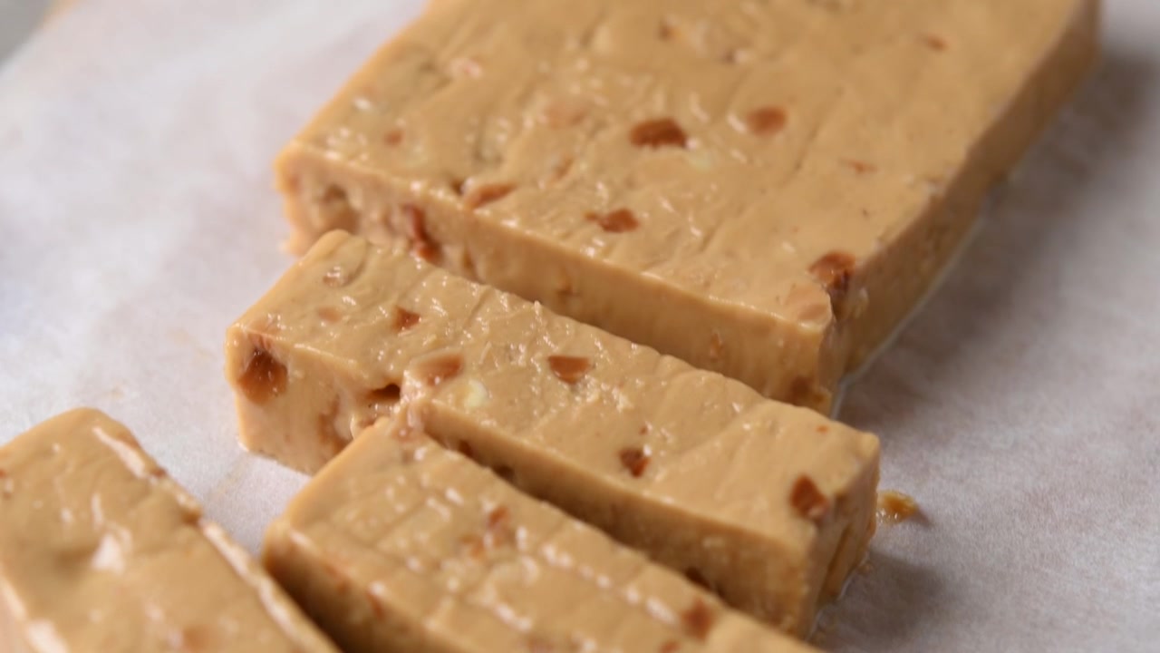 Barretta di torrone morbido alle mandorle natalizio con decorazione natalizia