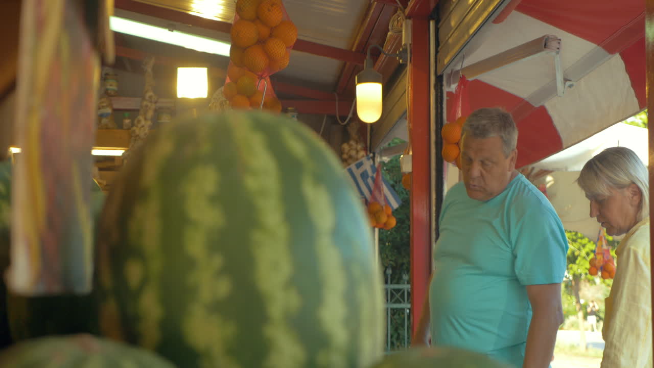 pareja de familia comprando frutas en el mercado
