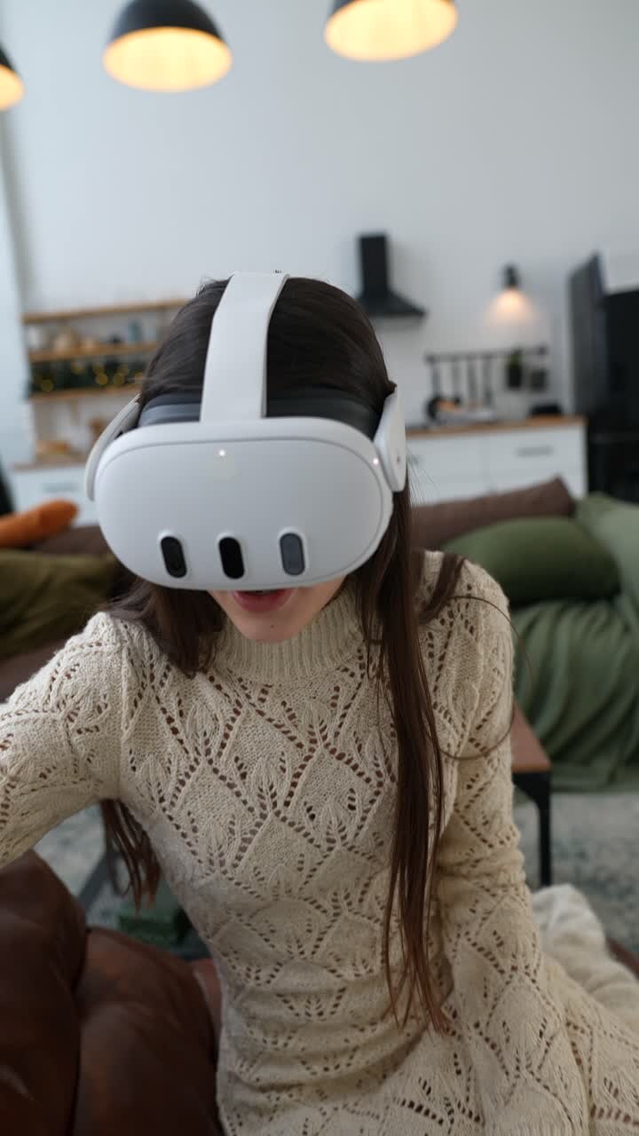 Donna che gioca a un gioco di realtà virtuale a casa durante il Natale