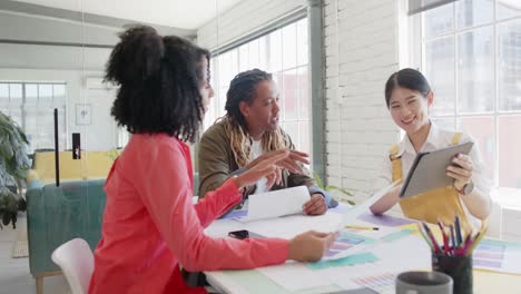 Diseñadores-Diversos-Ocupados-Discutiendo-Proyectos-Y-Usando-Tabletas-En-La-Mesa-En-La-Oficina,-Cámara-Lenta