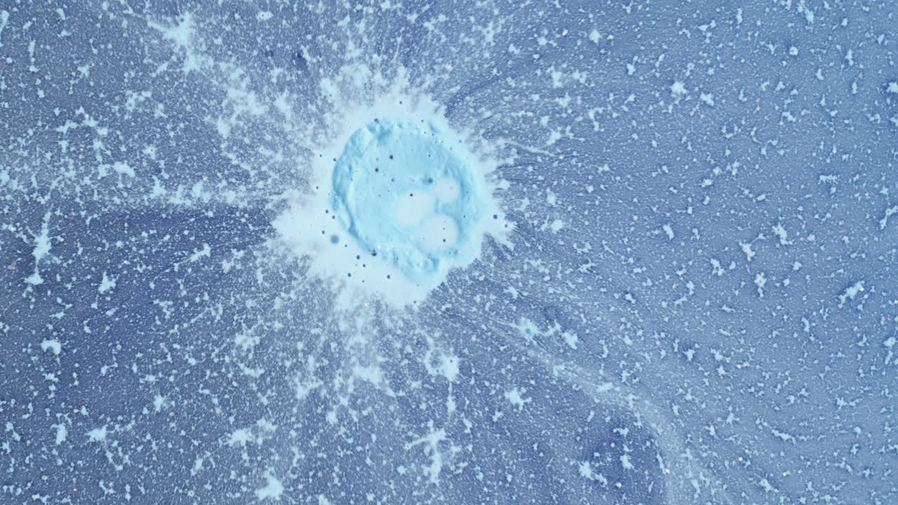 화려한 추상 유체 아트 아크릴 액체 매크로 거품은 사이키델릭 대리석 잉크 입자 흐르는 효과로 물에 빠르게 용해됩니다.