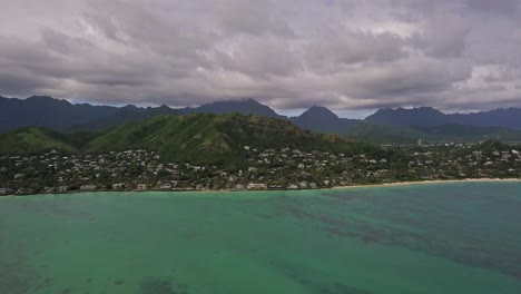 Vista-Aérea-De-La-Costa-De-Kailua-En-Un-Día-Tranquilo-Y-Nublado