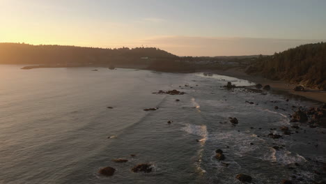 Rocky-Shoreline-With-Splashing-Waves-During-Golden-Hour-In-Port-Orford,-Oregon