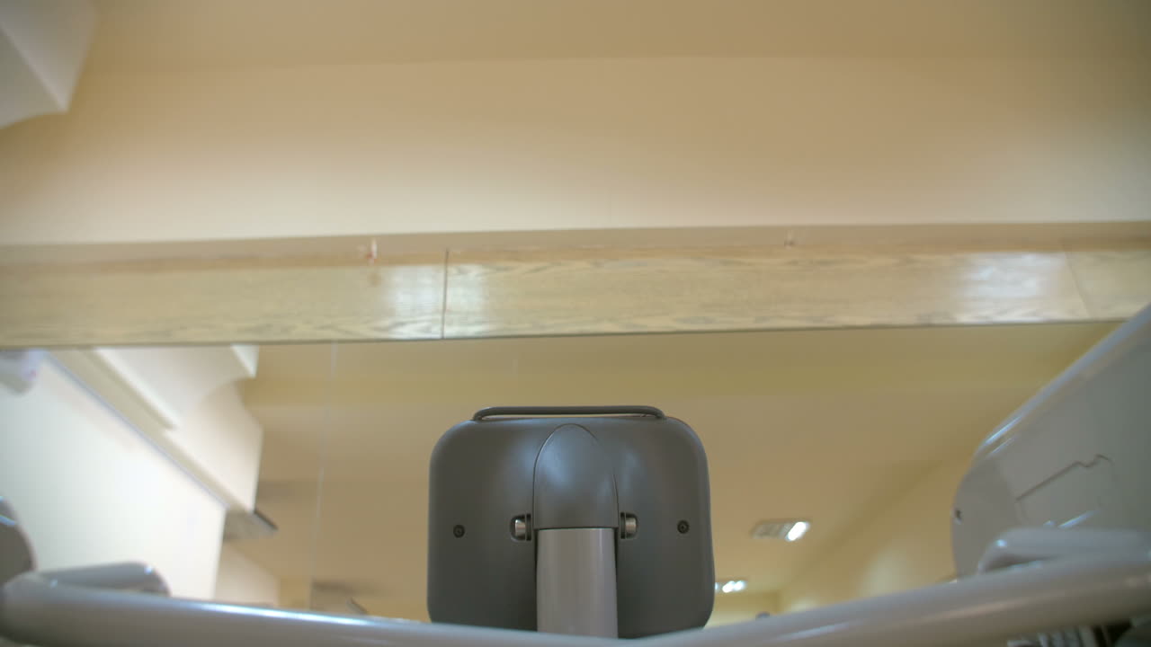 ejercicios en la máquina de levantamiento de pesas