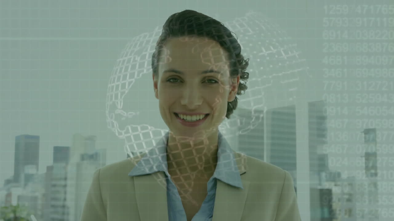 Donna sorridente con globo e animazione di elaborazione dati su sfondo di paesaggio urbano