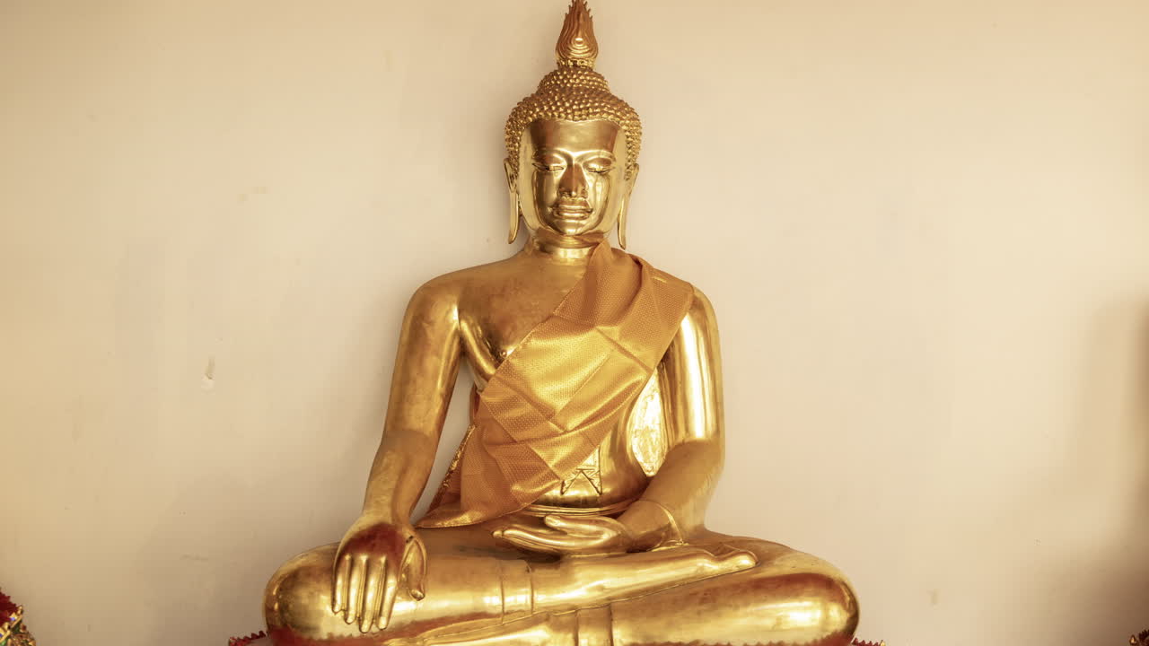 estatuas de buda doradas en Asia