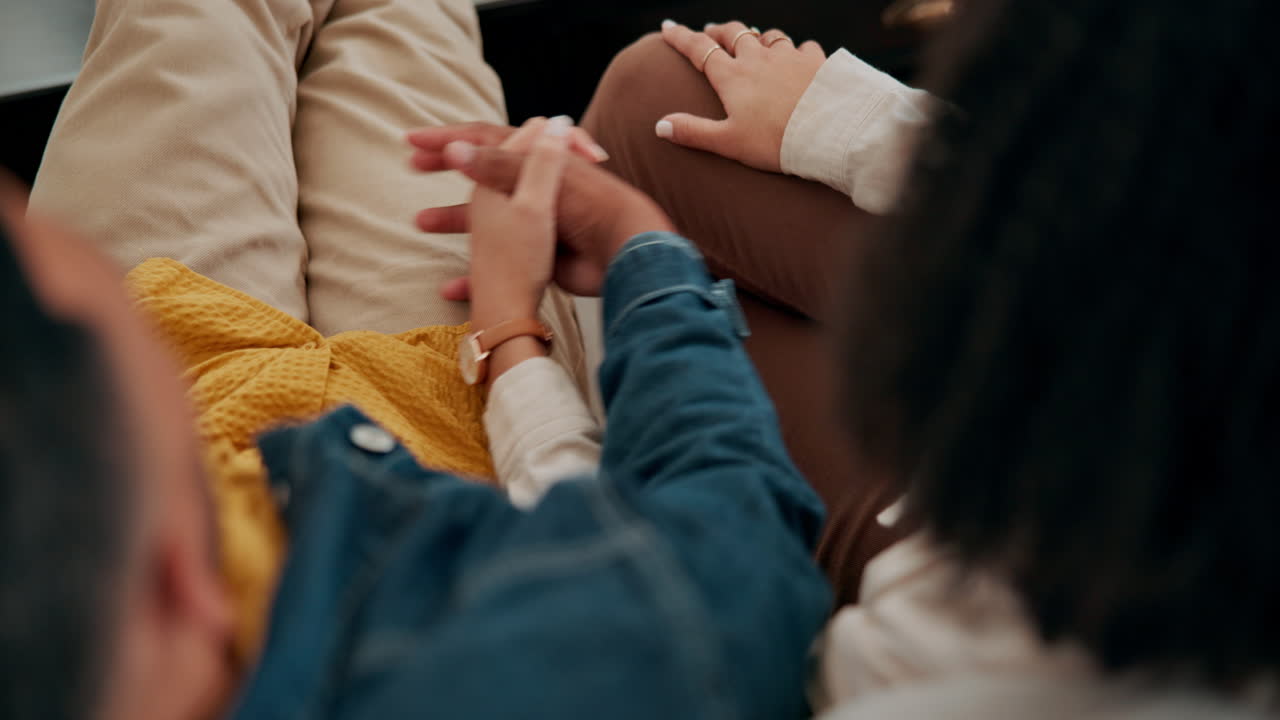 Una pareja de manos en la mano.