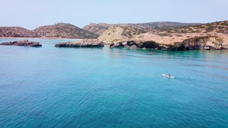 Ein-Kajakfahrer-Paddelt-Im-Wunderschönen-Türkisfarbenen-Libyschen-Meer