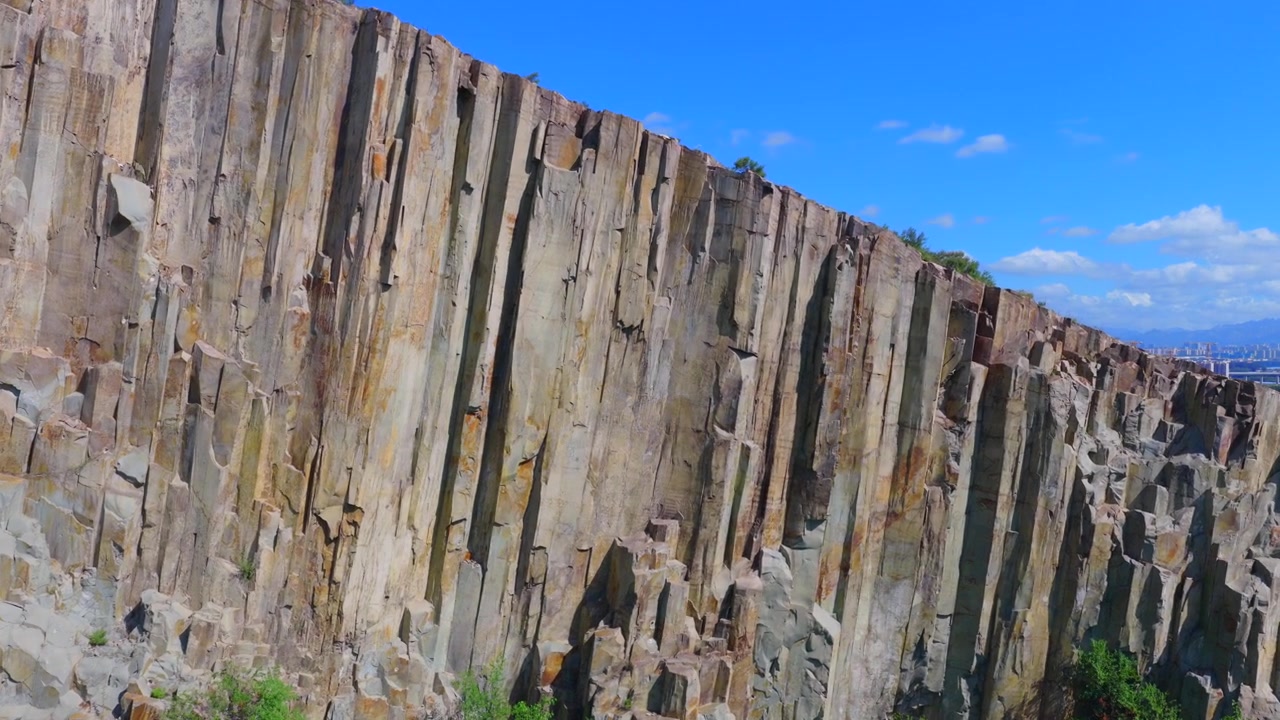 Vista aerea di formazioni rocciose a giunti colonnari di basalto nella Foresta di Pietra di Mashan, Qingdao. Spettacolari rocce a giunti colonnari formate da antica attività vulcanica, Shandong, Cina