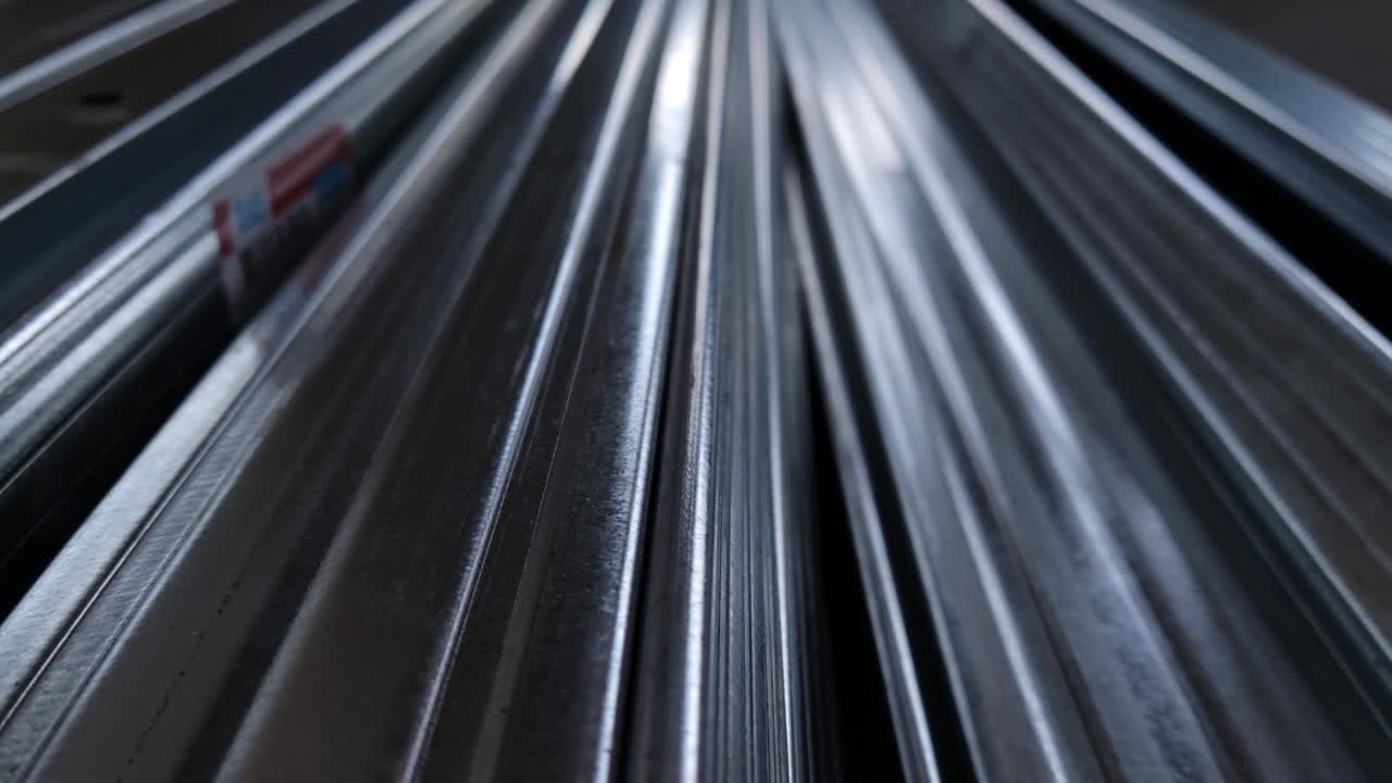 금속 프로파일: 창고에 있는 스테인리스 스 파이프의 어리, 굴착 된 금속 제품, 경제 금속 목록 가격 지수, 금융 위기, 벽 건물 부품