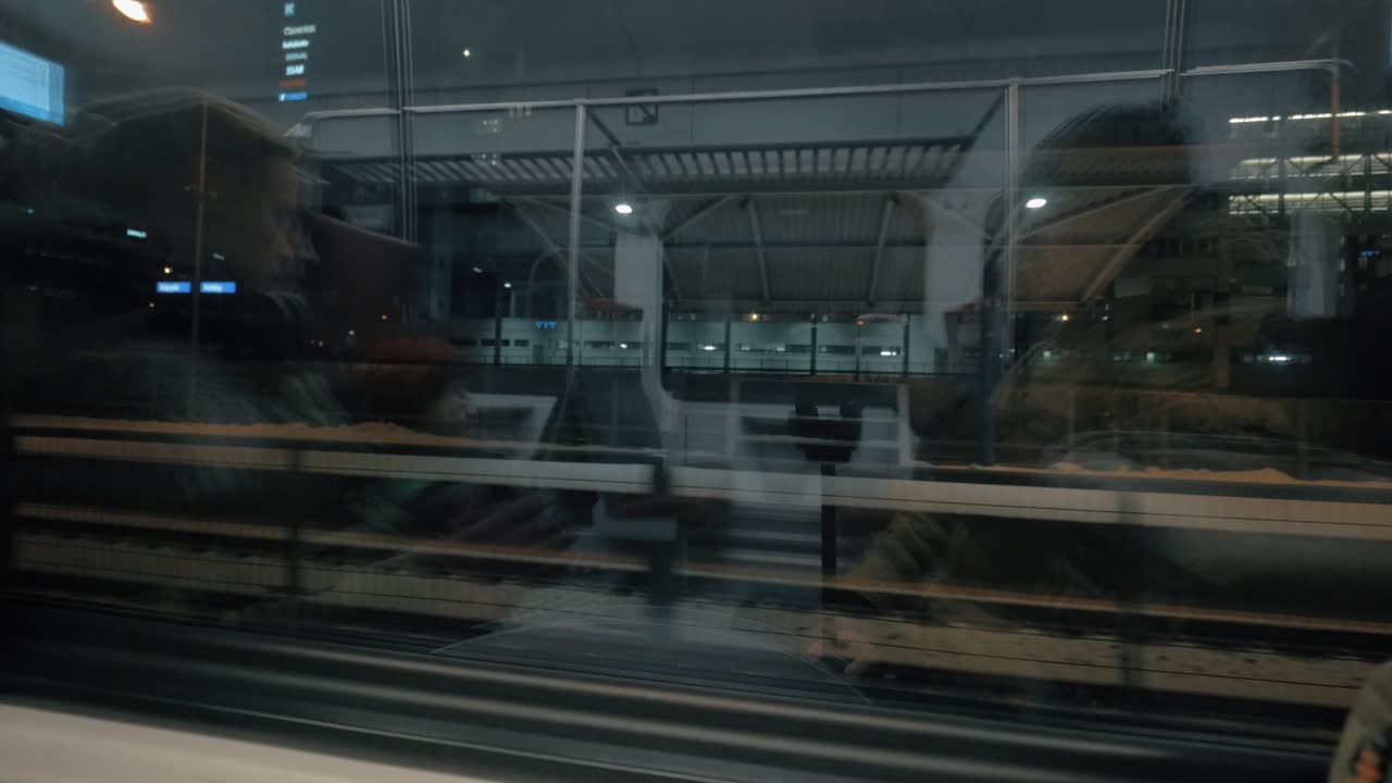 열차를 타고 여행하는 어머니와 함께 아이의 비디오를 촬영하는 남자