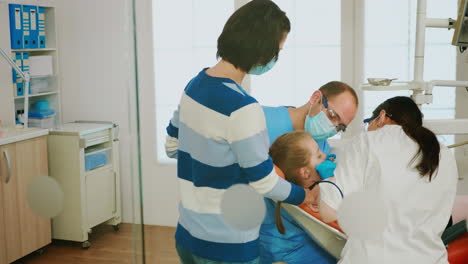 Doctores-En-Odontología-Limpiando-Los-Dientes-Del-Niño,-Tratando-Problemas-Dentales