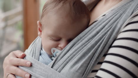 Junge-Mutter-Hält-Schlafendes-Baby-In-Der-Hand-Und-Schaut-Aus-Dem-Fenster,-Denkt-über-Die-Zukunft-Ihres-Kindes-Nach-Und-Plant-Vorausschauend,-Indem-Sie-Verantwortung-Für-Die-Mutterschaft-übernimmt