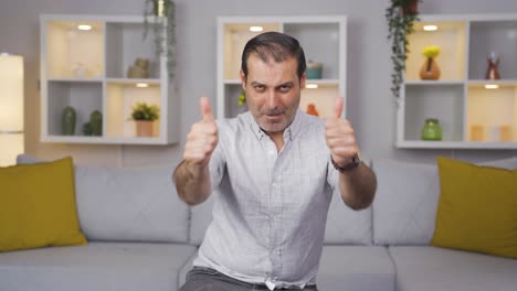 el hombre que mira a la cámara dice que eres increíble.