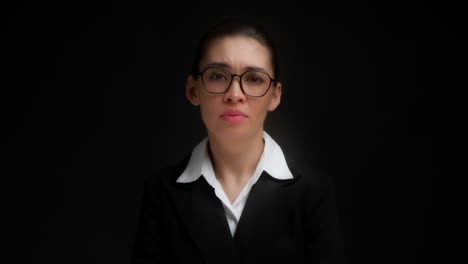 la mujer de negocios está cansada del trabajo.
