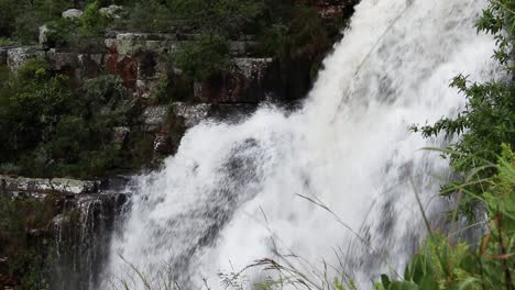 Statische-Aufnahme-Von-Wasser,-Das-Felsen-Auf-Halber-Höhe-Der-Lissabonfälle-Trifft