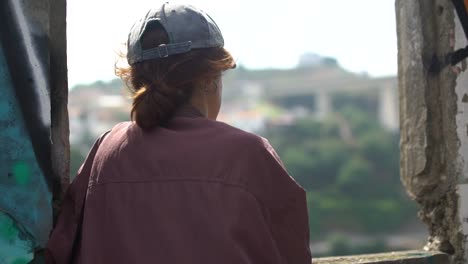 mujer mirando a gaia desde porto